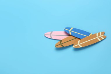 Mavi arka planda farklı mini sörf tahtaları