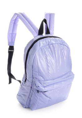 Beyaz arka planda leylak rengi okul çantası