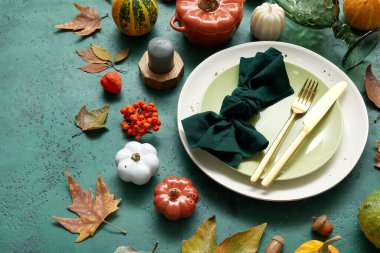 Yeşil arka planda Şükran Günü kutlaması için güzel bir masa.