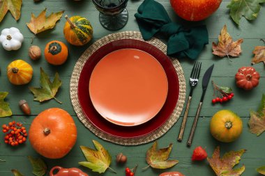 Yeşil ahşap arka planda Şükran Günü kutlaması için güzel bir masa.