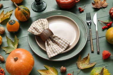 Yeşil ahşap arka planda Şükran Günü kutlaması için güzel bir masa.