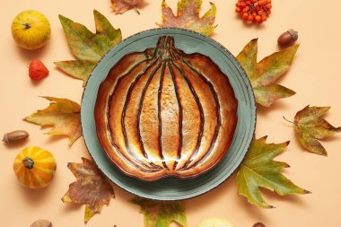 Bej arka planda Şükran Günü kutlaması için güzel bir masa.