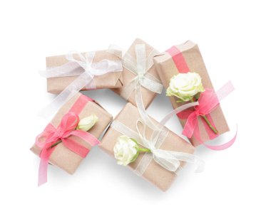 Beyaz arka planda güzel güller olan hediye kutuları. Uluslararası Kadınlar Günü