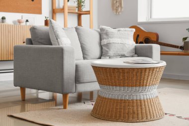 Rahat bir kanepe, oturma odasının iç tarafında dergi var.