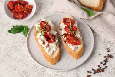 Lezzetli domates bruschetta, ricotta ve biberli beyaz arka planda.