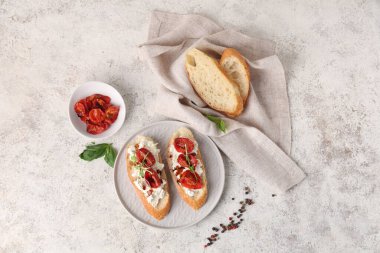 Lezzetli domates bruschetta, ricotta ve biberli beyaz arka planda.