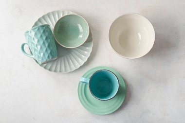 Beyaz grunge arka planında bir takım temiz masa takımı. Üst görünüm