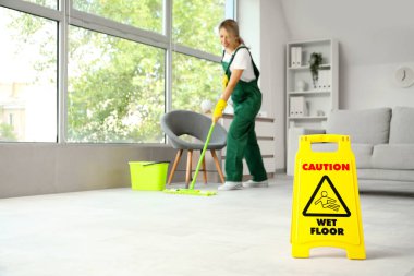 Kadın hademenin odayı paspaslamasına karşı uyarı işareti.