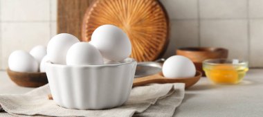 Mutfak masasında çiğ tavuk yumurtası.