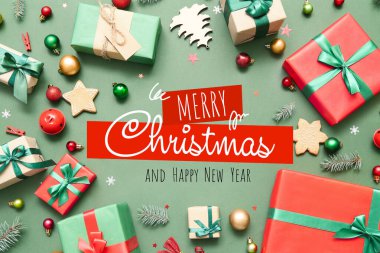 Noel ve Yeni Yıl için yeşil arka planda birçok hediye ve süsleme kartı