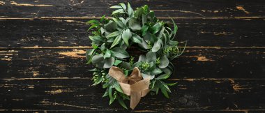 Siyah ahşap arka planda Noel çelengi