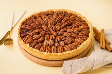 Sarı arka planda lezzetli cevizli ahşap tahta.