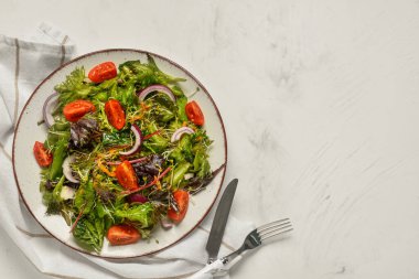 Hafif arka planda taze sebze salatası tabağı.