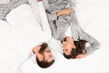 Aşık mutlu çift yatakta yatan, üst görünümü