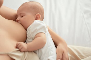Genç kadın anne sütü bebeği yatak, portre