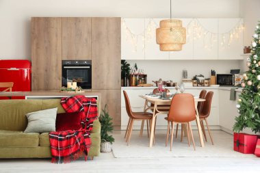 Modern mutfak, Noel süslemeleri, yeşil kanepe ve şenlik masası.