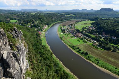 Almanya 'daki Elbe nehri ve köyünün havadan görünüşü