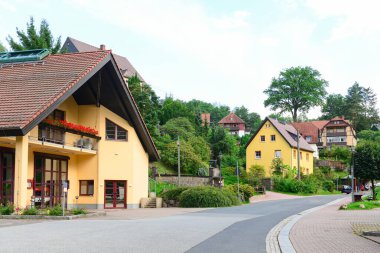 Güzel evleri olan Alman köyü manzarası