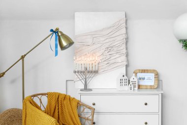 Hanuka için dekore edilmiş oturma odasının içinde çekmeceler ve koltuklar var.