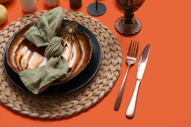 Turuncu arkaplanda şık masa ayarları