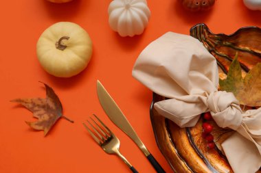 Turuncu arka planda yaprakları olan sonbahar masası