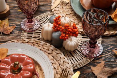 Sonbahar masası, kabak şeklinde çömlek ve ahşap masada yabanmersini ile servis ediliyor, yakın plan.