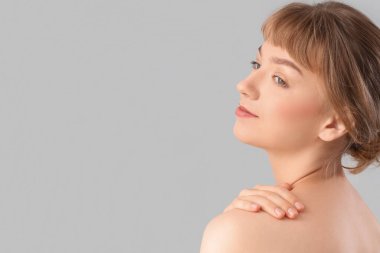 Açık renkli, tatlı güzel genç kadın