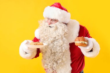 Noel Baba 'yı lezzetli falafel köfteleriyle ve sarı arka planda hamburgerle şoke ettim.