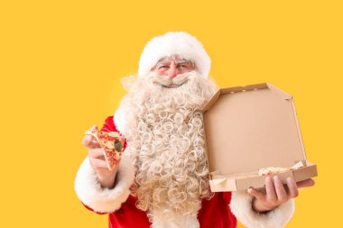Noel Baba, sarı arka planda lezzetli pizza.