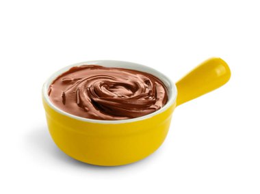 Beyaz arka planda bir kase lezzetli erimiş çikolata.