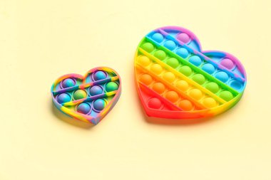 Bej arka planda Sevgililer Günü kutlaması için kalp şeklinde oyuncaklar.