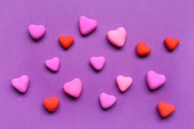 Mor arkaplanda Sevgililer Günü için farklı kalplere sahip kompozisyon
