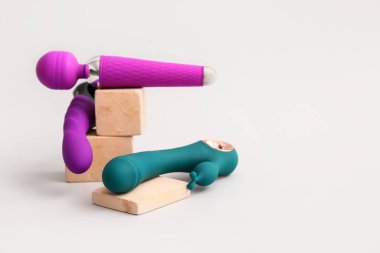 Vibratörlü kompozisyon ve gri arka planda sıva podyumları