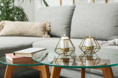 Oturma odasındaki sehpada mum yakmak, yakın çekim.