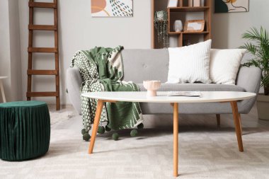 Oturma odasındaki masada şarjörlü mum.