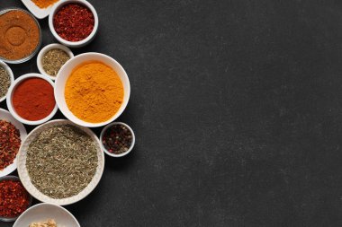 Koyu arkaplanda farklı aromatik baharatlar içeren kompozisyon