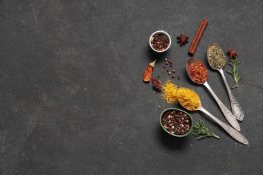 Koyu arka planda taze baharatlı kompozisyon