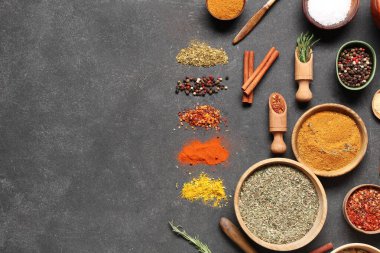 Koyu arka planda taze aromatik baharatlarla güzel bir kompozisyon.