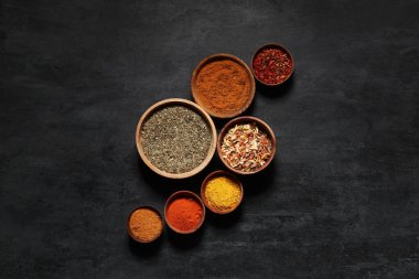 Koyu arkaplanda farklı aromatik baharatlar içeren kompozisyon.