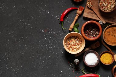 Koyu arkaplanda çeşitli taze baharatlar içeren kompozisyon