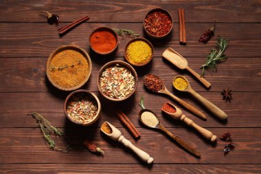 Ahşap arka planda taze aromalı kompozisyon