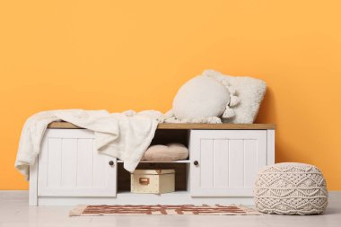 Şık bank, rahat puf ve yastıklar oturma odasında.