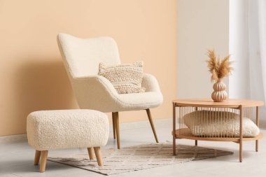 Rahat puf, kahve masası ve oturma odasında yumuşak koltuk.