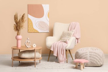 Rahat puf, kahve masası ve oturma odasında yumuşak koltuk.