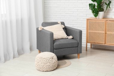 Koltuk ve puf oturma odasının içinde.