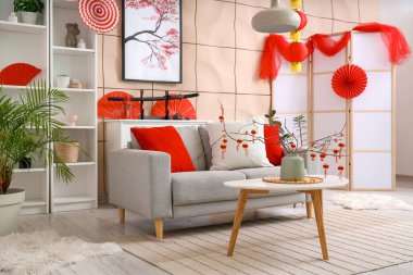 Çin Yeni Yıl kutlamaları için kanepe ve dekorasyonlarla oturma odasının içinde.