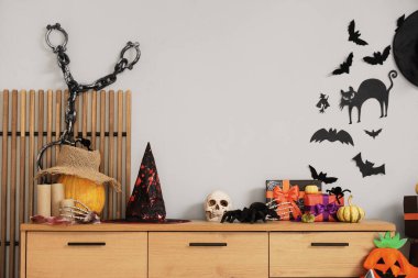 Cadılar Bayramı süslemeli çekmeceler beyaz duvarın yanında kağıt yarasalar ve kedilerle