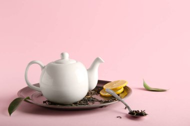 Pembe arka planda çay demliği olan tepsi