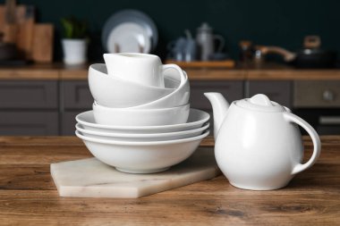 Mutfaktaki beyaz tabaklar, yakın plan.