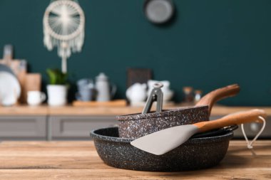 Mutfaktaki ahşap masadaki aletler, yakın plan.